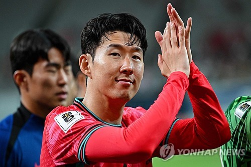 축구 전문 매체 토크스포츠의 벤 제이콥스 기자는 독일 분데스리가 클럽이자 손흥민(토트넘 홋스퍼)의 친정팀인 바이엘 레버쿠젠이 손흥민을 다시 데려오길 원한다고 주장했다. 그는 아직 레버쿠젠의 공식 제안은 없지만 내부적으로는 이미 협의가 시작됐다고 밝혔다. 만약 손흥민이 토트넘을 떠나 레버쿠젠으로 향한다면 2015년 클럽을 떠난 이후 10년 만에 친정팀으로 복귀하게 된다. 또 레버쿠젠 신임 사령탑 에릭 텐 하흐 감독 밑에서 시즌을 보내게 된다. 연합뉴스